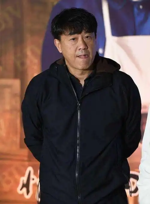 演员何冰为何结婚几十年零绯闻看看妻子是谁就知道了