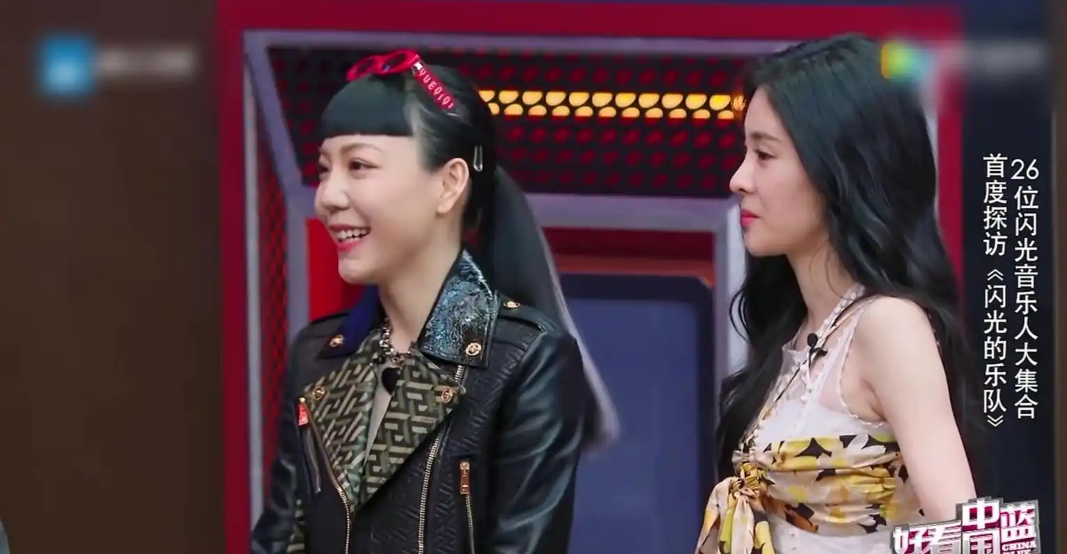 《闪光的乐队》开播,张碧晨和吴莫愁亲密互动,所以她们和解了吗