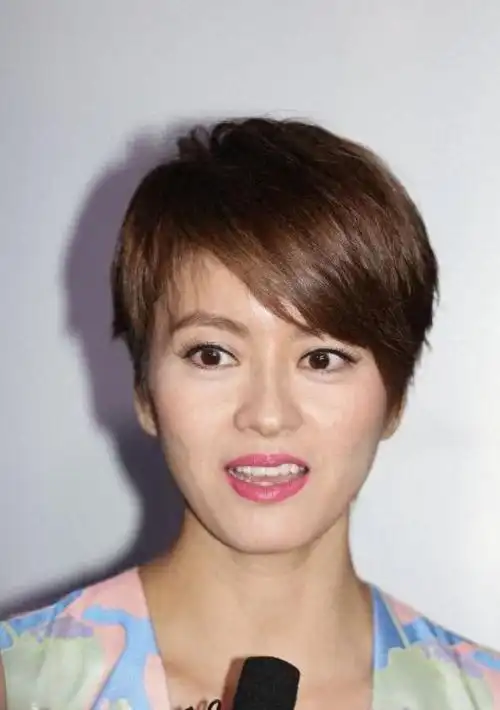 梁咏琪终于高调穿印花连衣裙配短发亮相176身材比例太出众