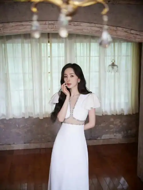 杨幂碎钻露腰白裙#杨幂最新活动造型,一袭giambattista valli白色