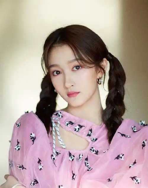 但关晓彤却保持了不变,她长大后的容貌与小时候一样,依然十分