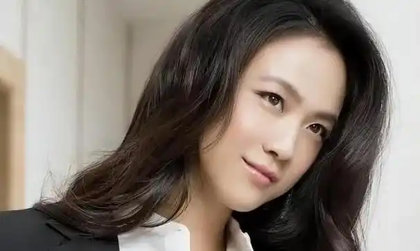 朱雨辰,因为《奋斗》走红,颜值和身高都很出众,事业方面也一直保持着