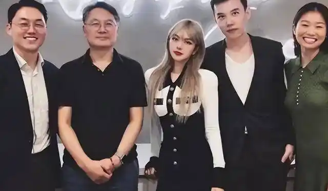 周扬青的姥姥同样家世显赫,在北京西单黄金位置有套四合院,步行不到一