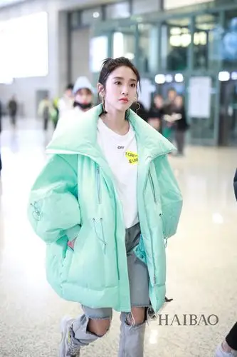 唐艺昕11月21日现身上海机场,甜心小可爱的保暖时髦穿搭