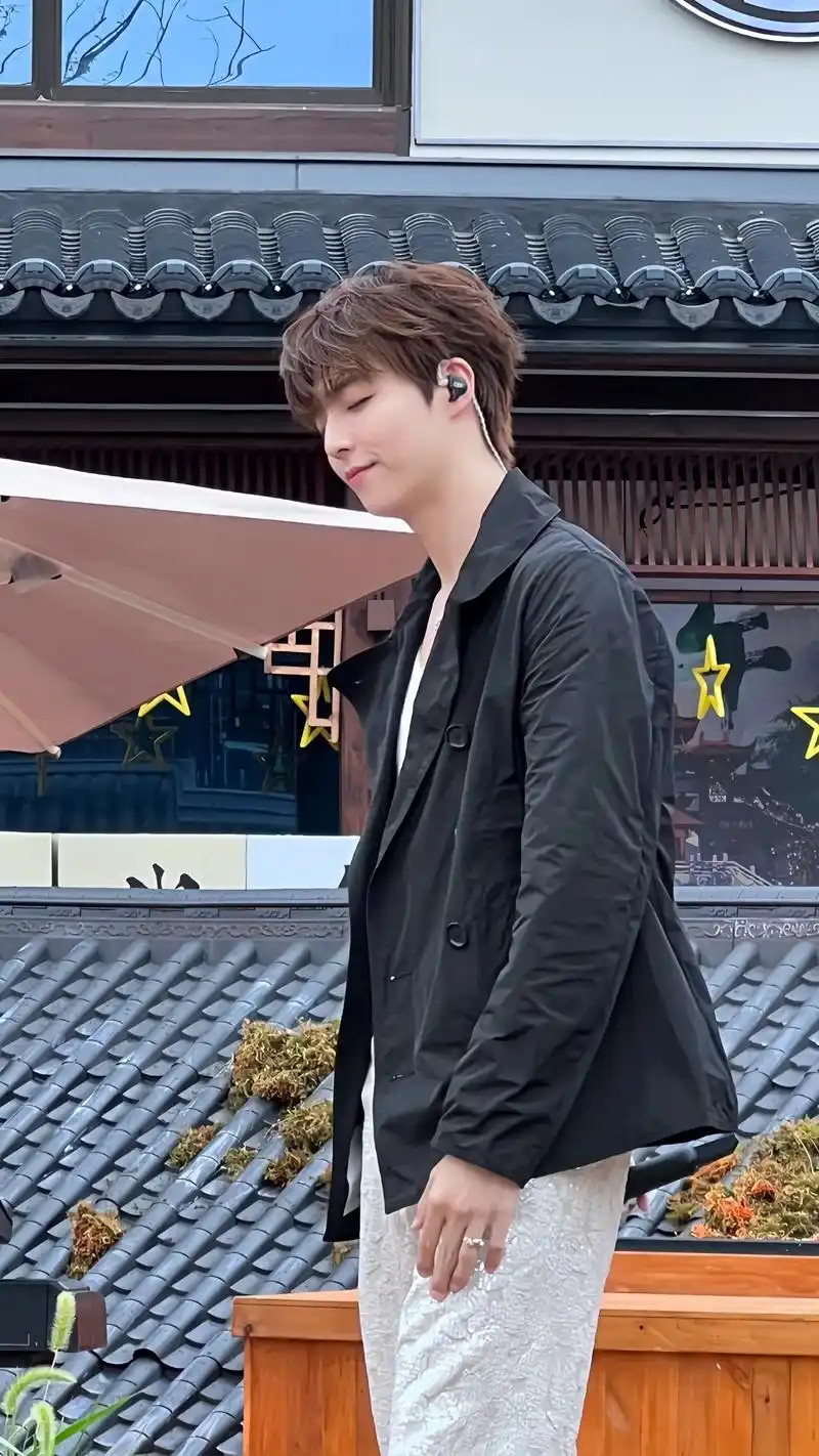 get不到陈立农的人真的有难了,真是四套减三套 帅的真有一套 - 抖音