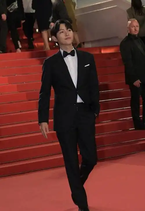 宋仲基戛纳首亮相太帅啦!穿黑色西装好显嫩,重回颜值巅峰时期