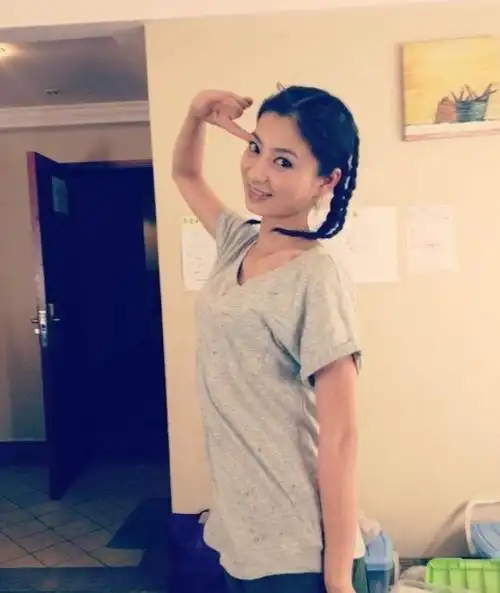 与她不同的是,她周围的许多同学在大学期间就积极寻找演戏的机会,希望