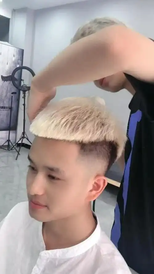 精神小伙来了,这样的发型是不是你们喜欢的,来看看