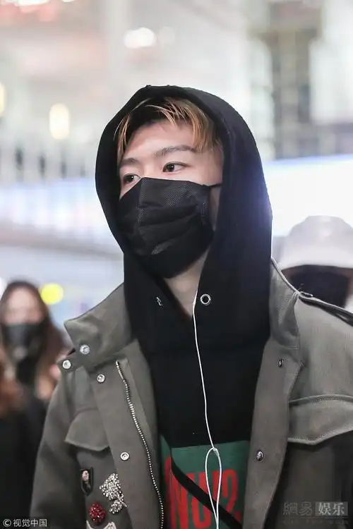 范丞丞清晨赶飞机睡眼惺忪工装外套有个性