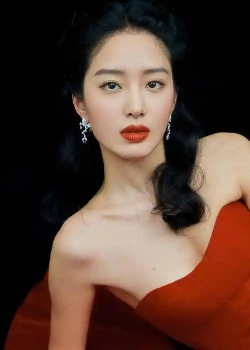 杨采钰靓丽写真风情万种雪肤玉貌曼妙身材性感迷人