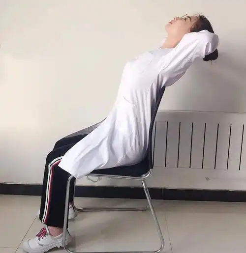 有意思拉伸揉捏颈部与肩膀的连接处,根据肌肉的酸痛程度调整用力地