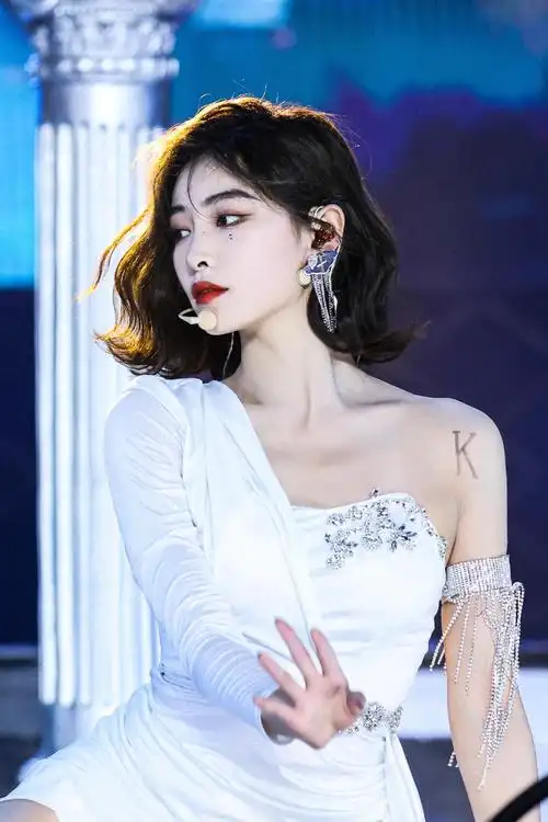 许佳琪演唱会舞台花絮照 连飞扬的发丝都好美!_高清图集_新浪网