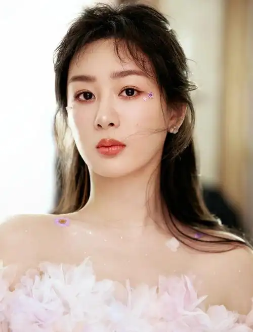 杨紫一袭粉色花瓣裙好仙好美,清新甜美,楚楚动人!_高清图集_新浪网