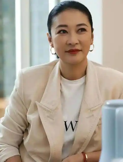 管虎梁静香港街头牵手,丁昱彤彻底崩溃,决意寻死,并