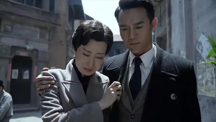 【一点资讯】伪装者:大姐和明台告别,靠在阿诚的怀里哭,不敢回头看一