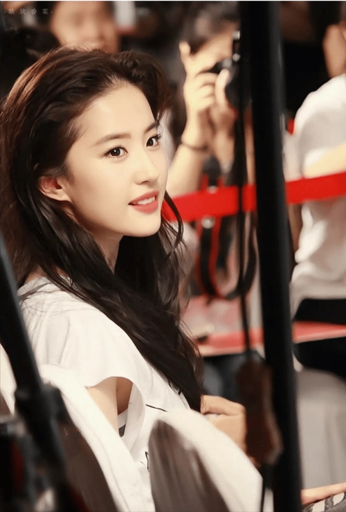 这张是刘亦菲在《金粉世家》的剧照,私下的刘亦菲也会抽烟的,只是被