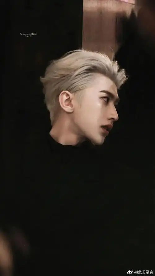 蔡徐坤cosmo红毯之夜的造型,酷拽,有点吸血鬼感觉