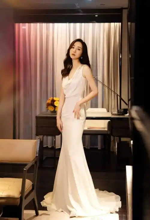 韩雪一身露肩白衣高冷气质写真_美得_网友