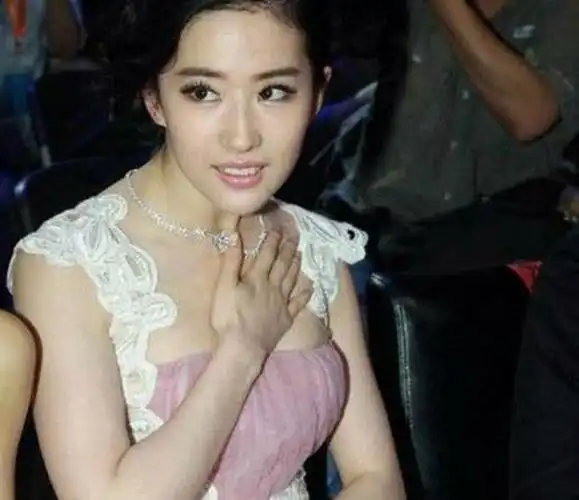 刘亦菲参加活动只手遮峰成就经典网友专业摄影师