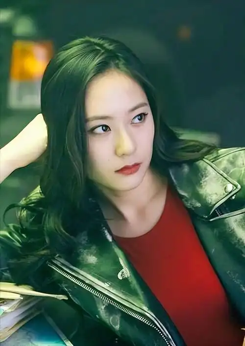 郑秀晶参加活动状态超好,一身白衣打扮惊艳众人!