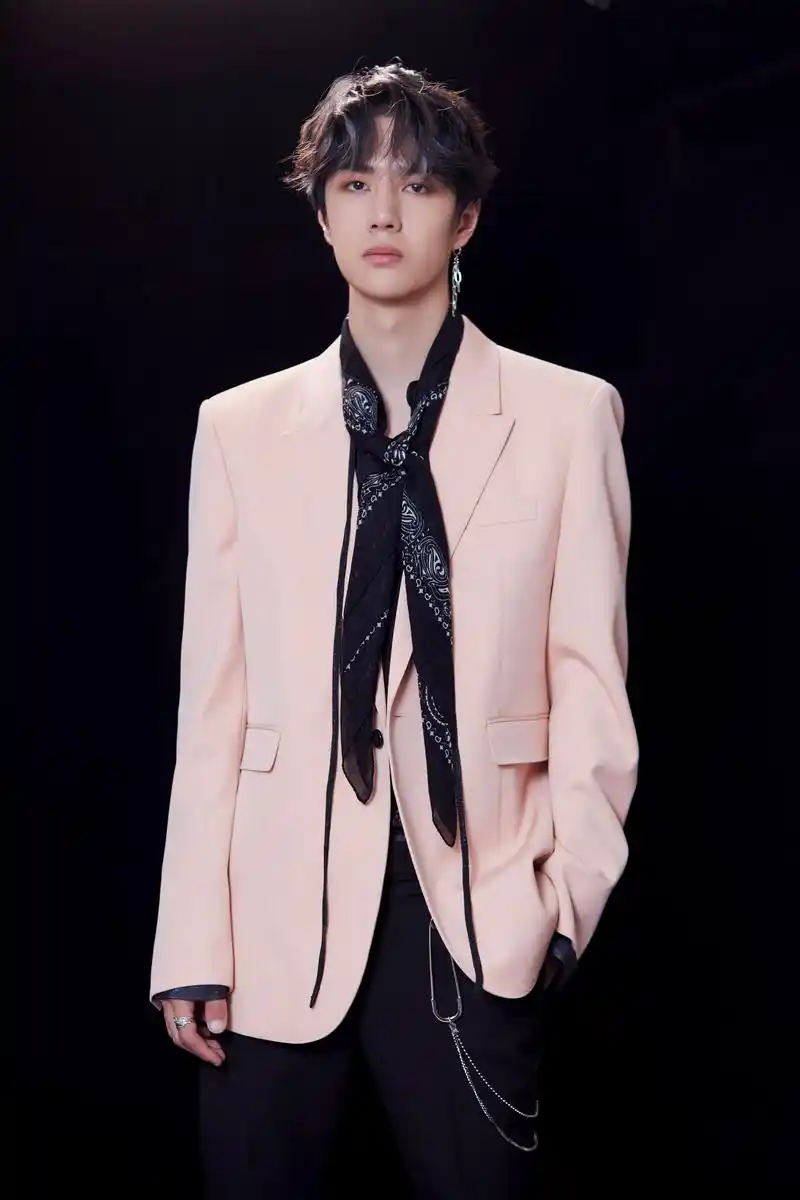 今晚的粉色西装 梦幻小王子,心空暴击 王一博出席 voguemecoolpeople