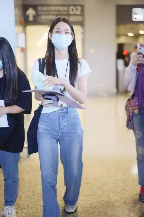 段奥娟现身虹桥机场,白te搭配牛仔裤休闲舒适_上海