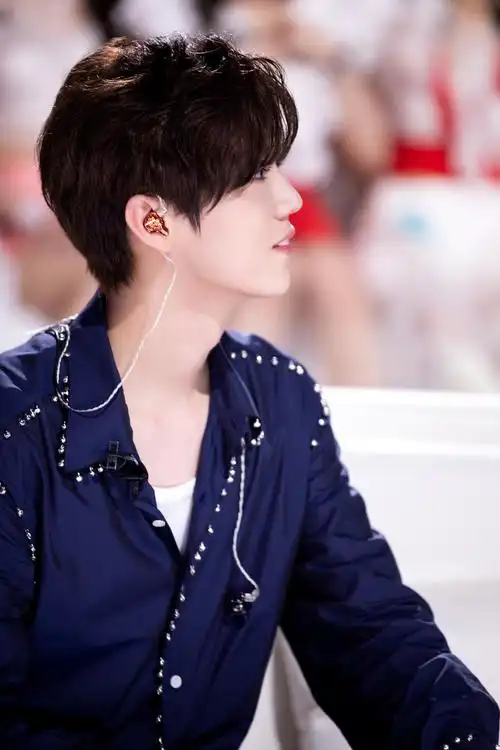 鹿晗《创造营2020》造型温柔俊逸 蓝色铃铛衬衫趣味十足_高清图集