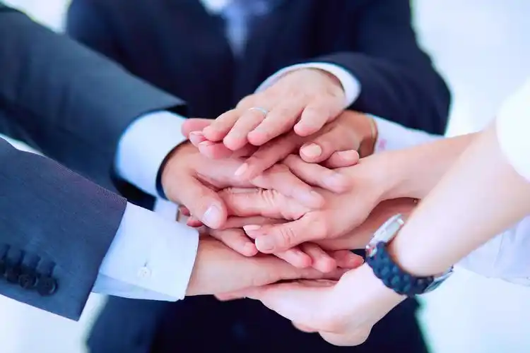 公司里的合作伙伴团结在一起克服困难