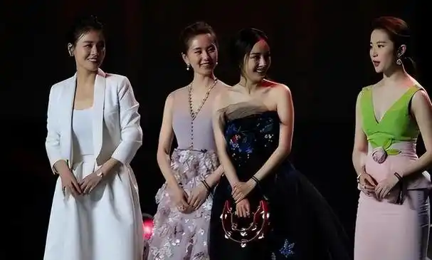 当杨幂和刘亦菲刘诗诗同框,穿礼裙各有各的美,但仪态差距挺悬殊