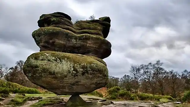 世界上那些奇怪的石头,各个造型独特,我国的飞来石也在其中