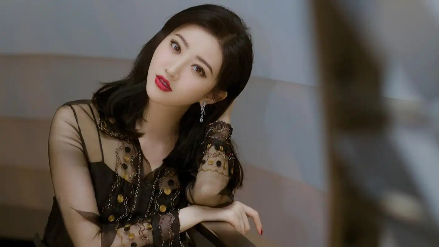 41m上传时间:2020-06-16壁纸标签:景甜明星风尚壁纸封面图景甜 明星