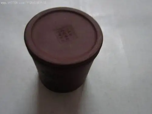 一把紫砂杯(底部有"宜兴紫砂珍藏品蒋祥君制陶"字样)