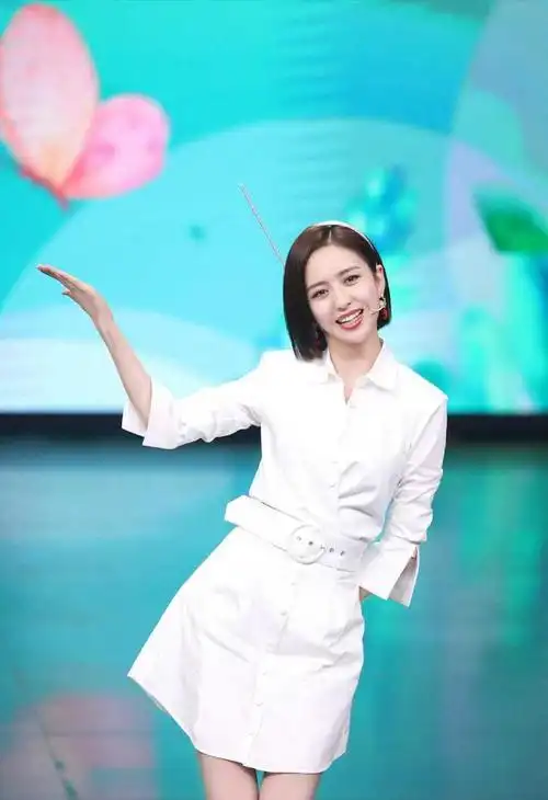 佟丽娅在国外更惊艳穿彩色抹胸连衣裙拎个鸟笼都有国际范