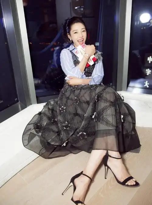 白百何一席黑色西装台上成熟干练,台下时尚性感女人味十足!