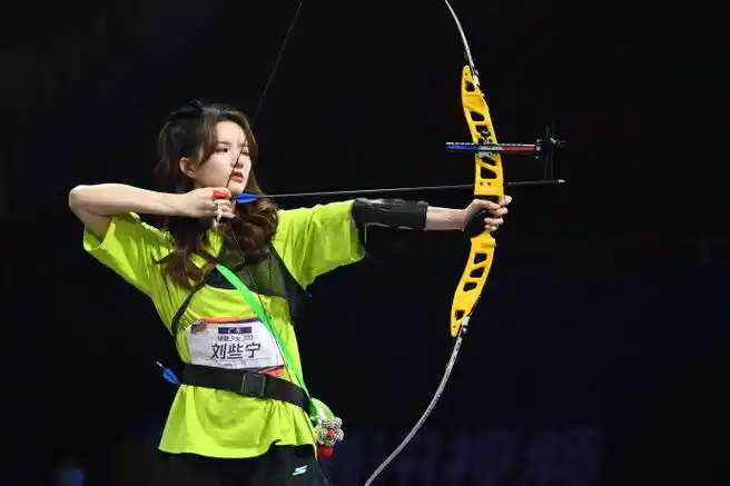 刘些宁射箭好美