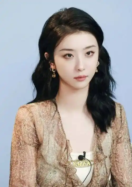 虞书欣身价过亿的闺蜜甘做《春花焰》女配?_赵小棠_关系_千金