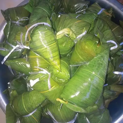 端午节当天社区举办了包粽子活动图一是拍摄下的一对老夫妻手拉手去