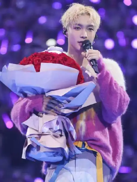 张艺兴4月的舞台 五月还有戛纳电影节,还有两部综艺都在热播中_手机