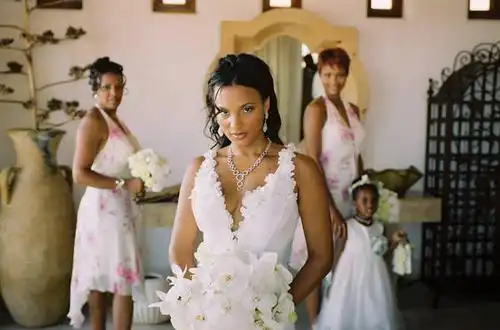 爱的女友步入了婚姻殿堂,在结婚典礼上火箭队的1号球星可谓是库劲十足