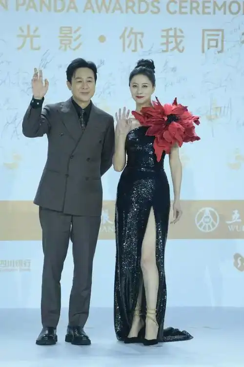 金熊猫红毯再现照妖镜关晓彤腿粗梅婷脖子黄成龙皱纹多