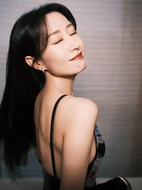 刘敏涛晒生活照,桌上鲜花名贵打火机抢镜,5个月前被曝光新恋情