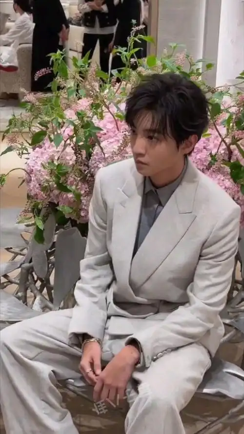 王俊凯上海活动路透灰白西装内搭衬衫帅到爆炸妥妥的贵公子既视感