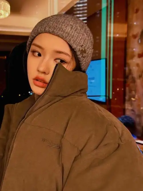 林允灰色针织帽搭棕色大棉服 温暖又时尚 闭眼甜笑 表情软萌可爱