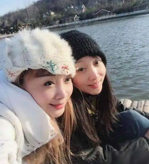 歌手云飞年届四十,但一点都不显老,他和郭津彤的宝宝都4岁了!