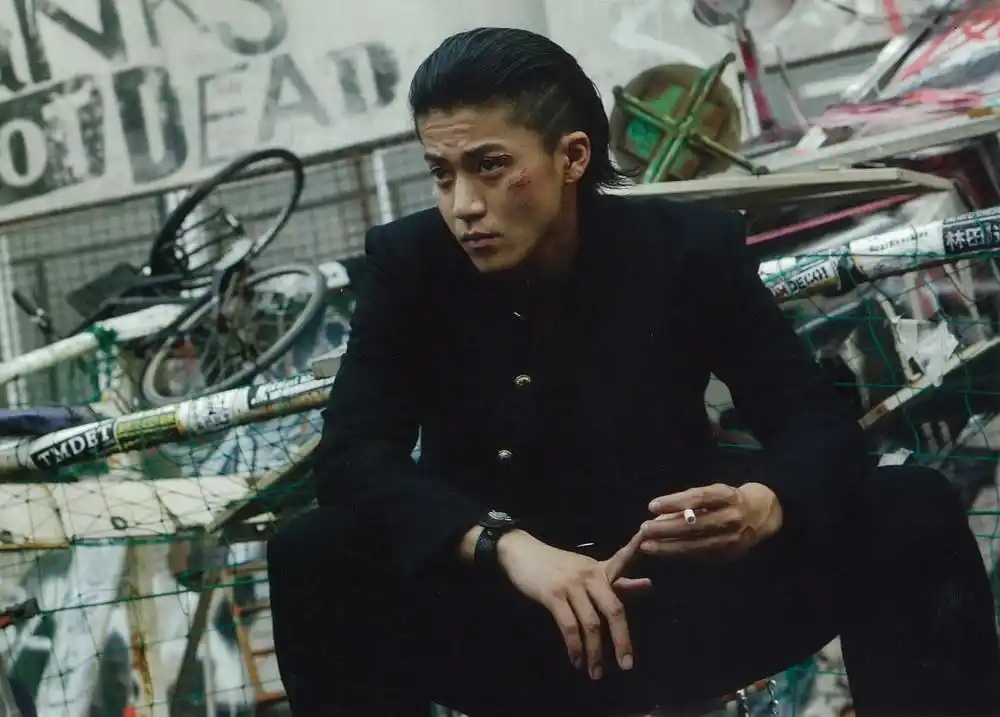 散发帅气后,奠定男神地位的电影一定是这部《热血高校》,小栗旬饰演的