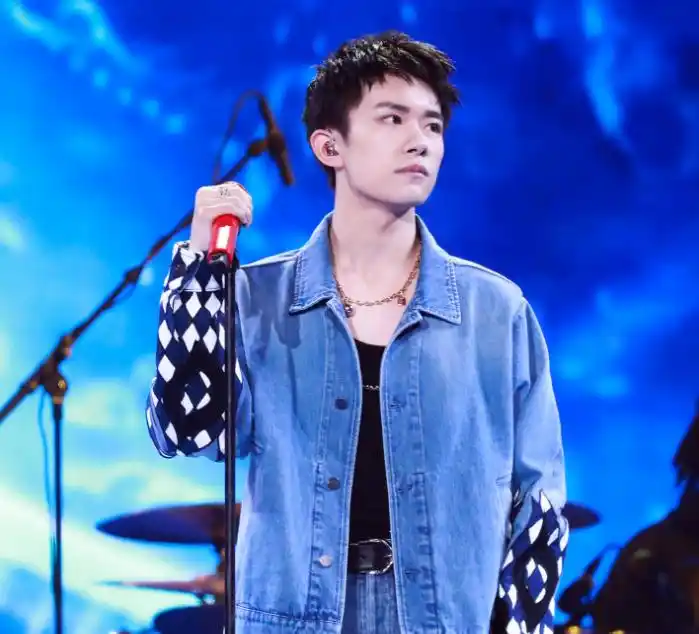 易烊千玺上台表演节目,短发变成寸头,网友:刚是不是戴假发了?