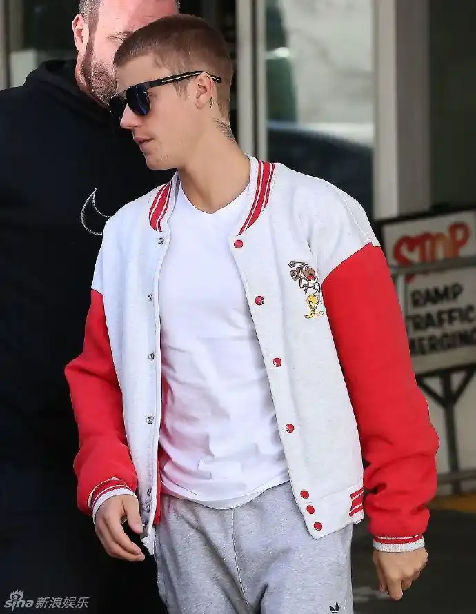 新浪娱乐讯 贾斯汀-比伯(justin bieber)最新街拍美图曝光,剪了短发的