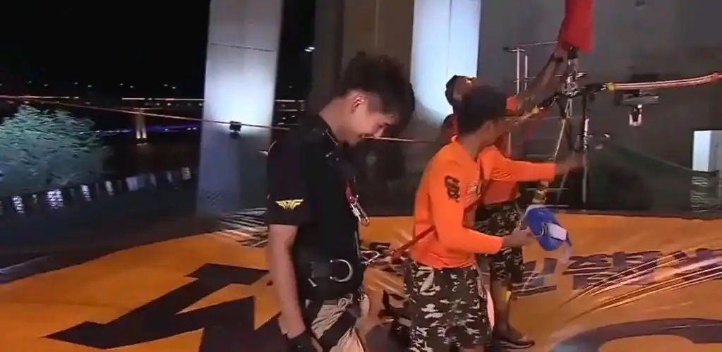 刘昊然蹦极视频吊威亚太凸显?现在弟弟果然长大了!