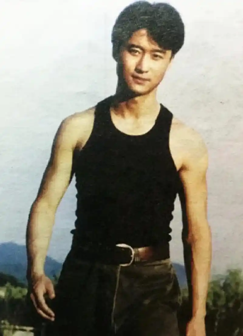 吴京年轻时也是挺帅的.图一是否有天王黎明的即视感?