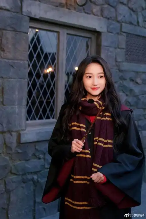 关晓彤同学去日本环球影城啦! 好可爱好生动,想和你一